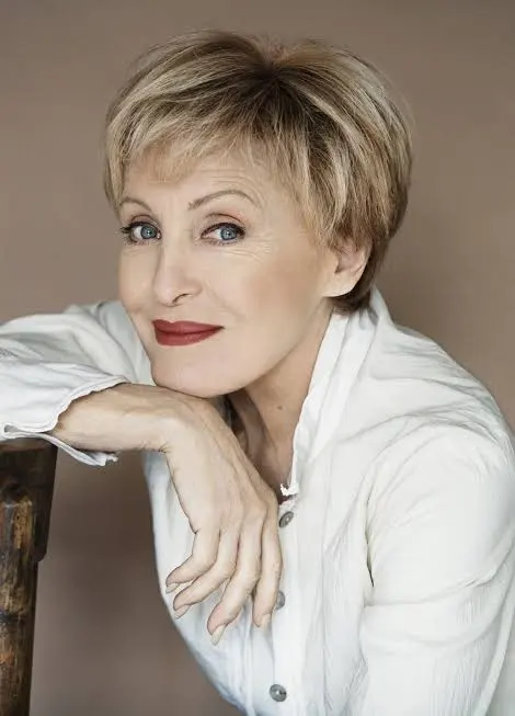 Au revoir Nicole !
Je me suis enfin sentie femme
Femme,femme, une femme avec toi
Femme,femme, une femme avec toi
Aujourd'hui quoi qu'on fasse
Nous faisons l'amour
Près de toi le temps parait si court
Parce que tu es un homme et que tu es gentil
Et tu sais rendre belle nos vies 💞