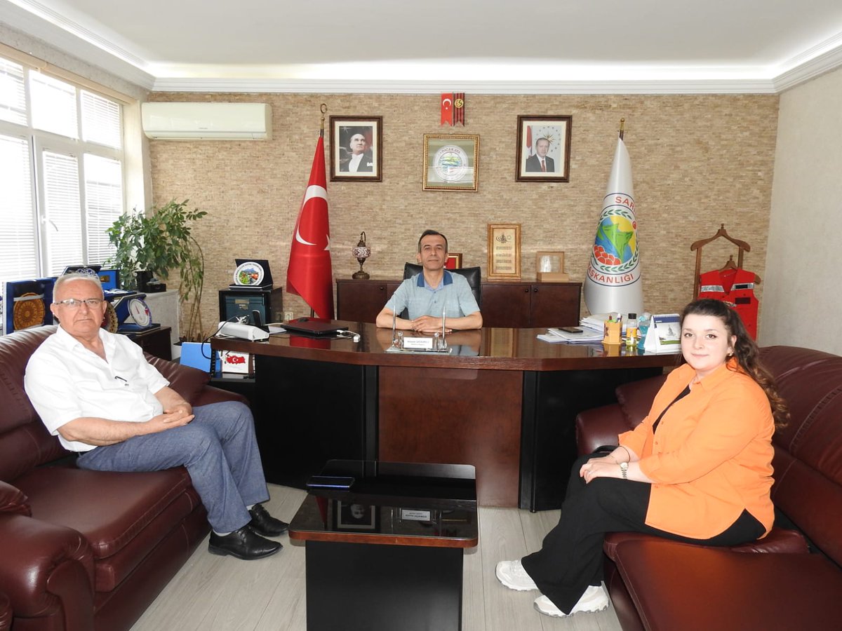 İlçemiz İmam Hatip Ortaokulu Müdürü Vedat Duman, emekliliği vesilesiyle Belediye Başkanımız Ahmet Dönmez’i ziyaret etti. Başkanımız Ahmet Dönmez Eğitime katkıları ve hizmetlerinden dolayı kendisine teşekkür ederken  emeklilik hayatında da sağlık ve huzur diledi.