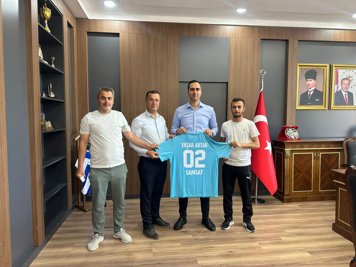 T.C. Samsat Kaymakamlığı (@tcsamsat) on Twitter photo Kaymakamımız Sayın Yaşar ARTAR'ı makamında ziyaret eden Samsat İlçe Gençlik ve Spor Müdürü, kendisine forma takdim etti.
<a href="/yasarartar108/">Yaşar Artar</a> Kaymakamımız Sayın Yaşar ARTAR'ı makamında ziyaret eden Samsat İlçe Gençlik ve Spor Müdürü, kendisine forma takdim etti.
<a href="/yasarartar108/">Yaşar Artar</a>
