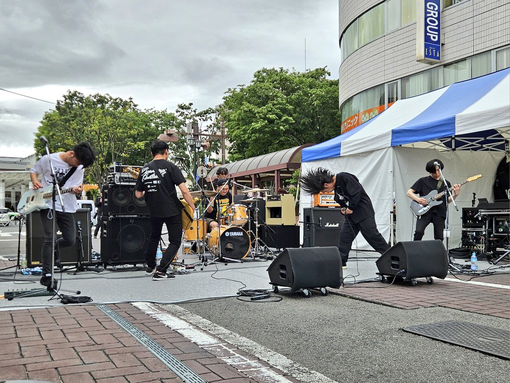 izumiaction's tweet photo. 友だちのHM&HR好きな魚屋さんに、「隣人がドラムやってるto overflow evidenceも、ちゃんと観ておけ」言われたので
ちゃんと観たけど、すごすぎて、
あたい、ちょっぴり漏らしましたです💦
📣ギャーーーーーーーーーっ‼️‼️‼️
#tooverflowevidence
#福島まなフェス2025
