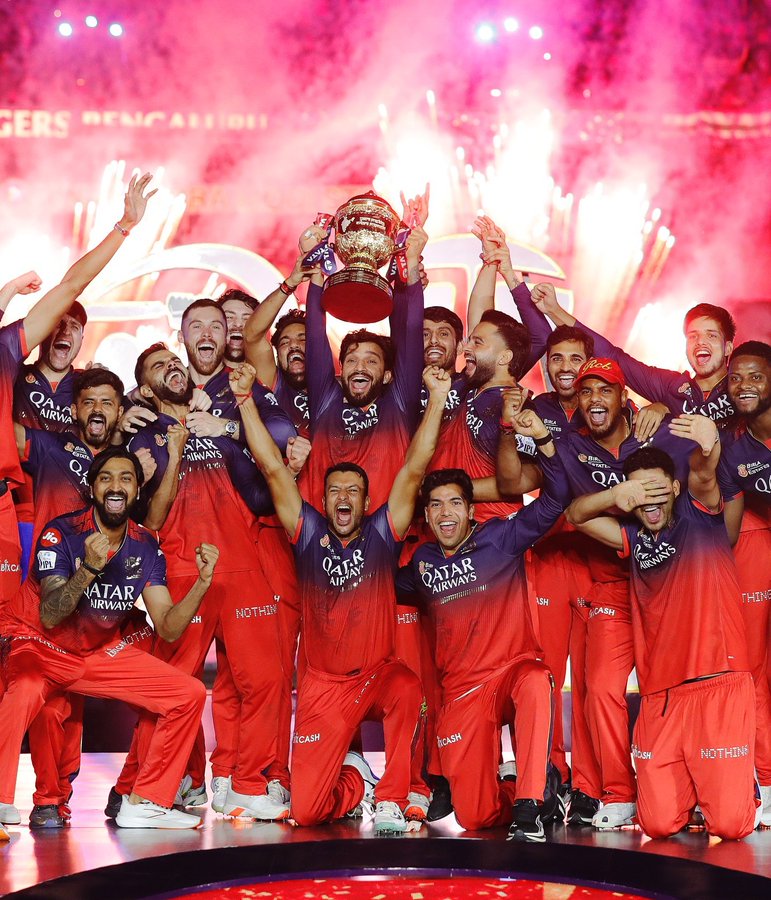 "Itni shiddat se maine tumhe paane ki koshish ki hai, ki har zarre ne mujhe tumse milane ki saazish ki hai"
#RCBvsPBKS 
#IPL2025Final 
#ViratKohli𓃵