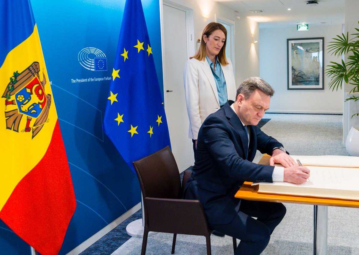 Roberta Metsola (@ep_president) on Twitter photo Prime Minister <a href="/DorinRecean/">Dorin Recean</a>, welcome back to Brussels.
With its excellent progress, Moldova is on the right track on its EU path.
<a href="/Europarl_EN/">European Parliament</a> is your ally: financial assistance, democracy support, fighting disinformation.
Let's keep the momentum 🇪🇺🇲🇩 Prime Minister <a href="/DorinRecean/">Dorin Recean</a>, welcome back to Brussels.
With its excellent progress, Moldova is on the right track on its EU path.
<a href="/Europarl_EN/">European Parliament</a> is your ally: financial assistance, democracy support, fighting disinformation.
Let's keep the momentum 🇪🇺🇲🇩