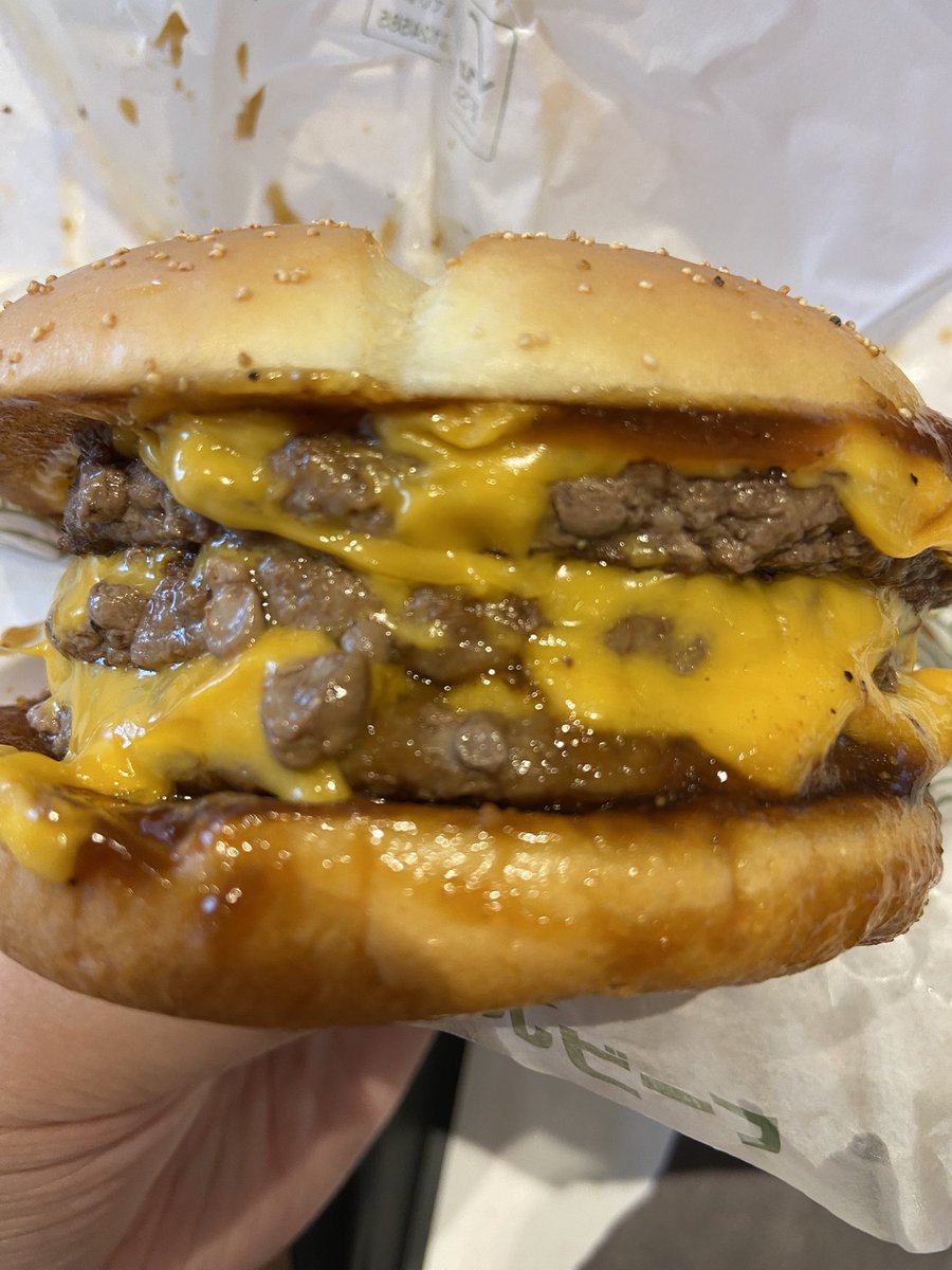 6月4日は武士の日という事で7ヶ月振りにトリプル肉厚ビーフが2週間限定で復活中！いつもの様に夕方5時以降からしか注文出来ませんがこの機会に是非お食べ下さい。
ってかダイエット中にコレはヤバい。ひと口食べたら気絶するかと思った