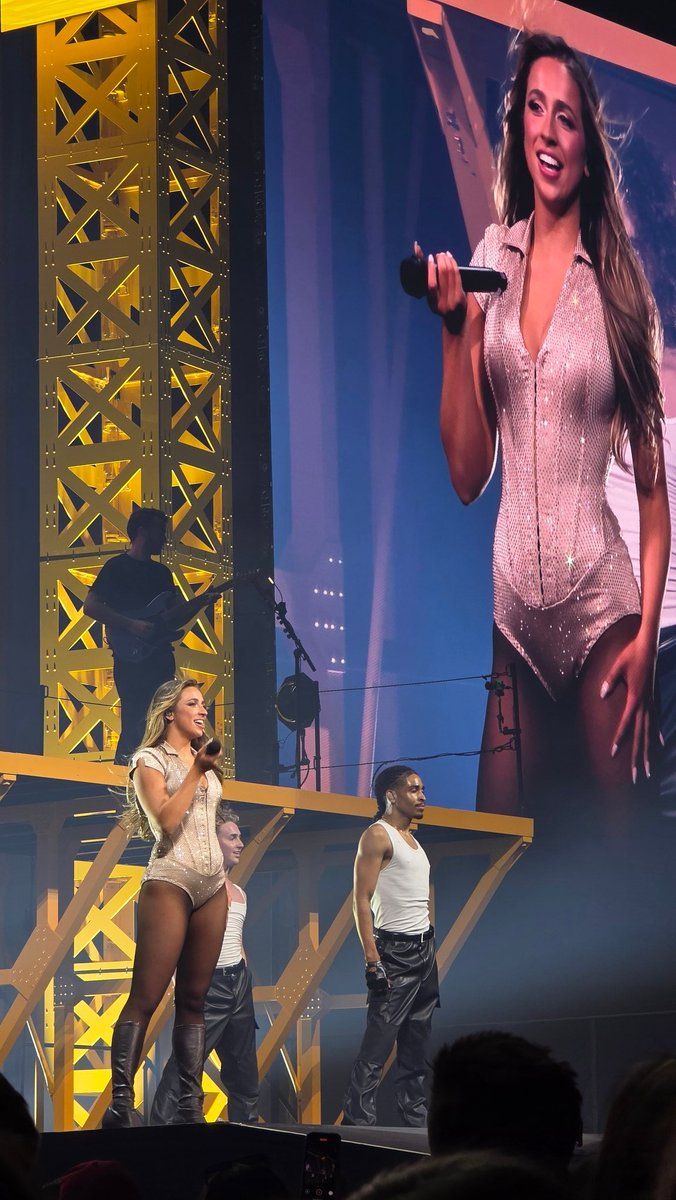 dumpfbacke001's tweet photo. Thank you for this wonderful Night 🖤🧡 @tatemcrae #hamburg #MissPossessiveTour #Europa https://t.co/eBQb3IzY62