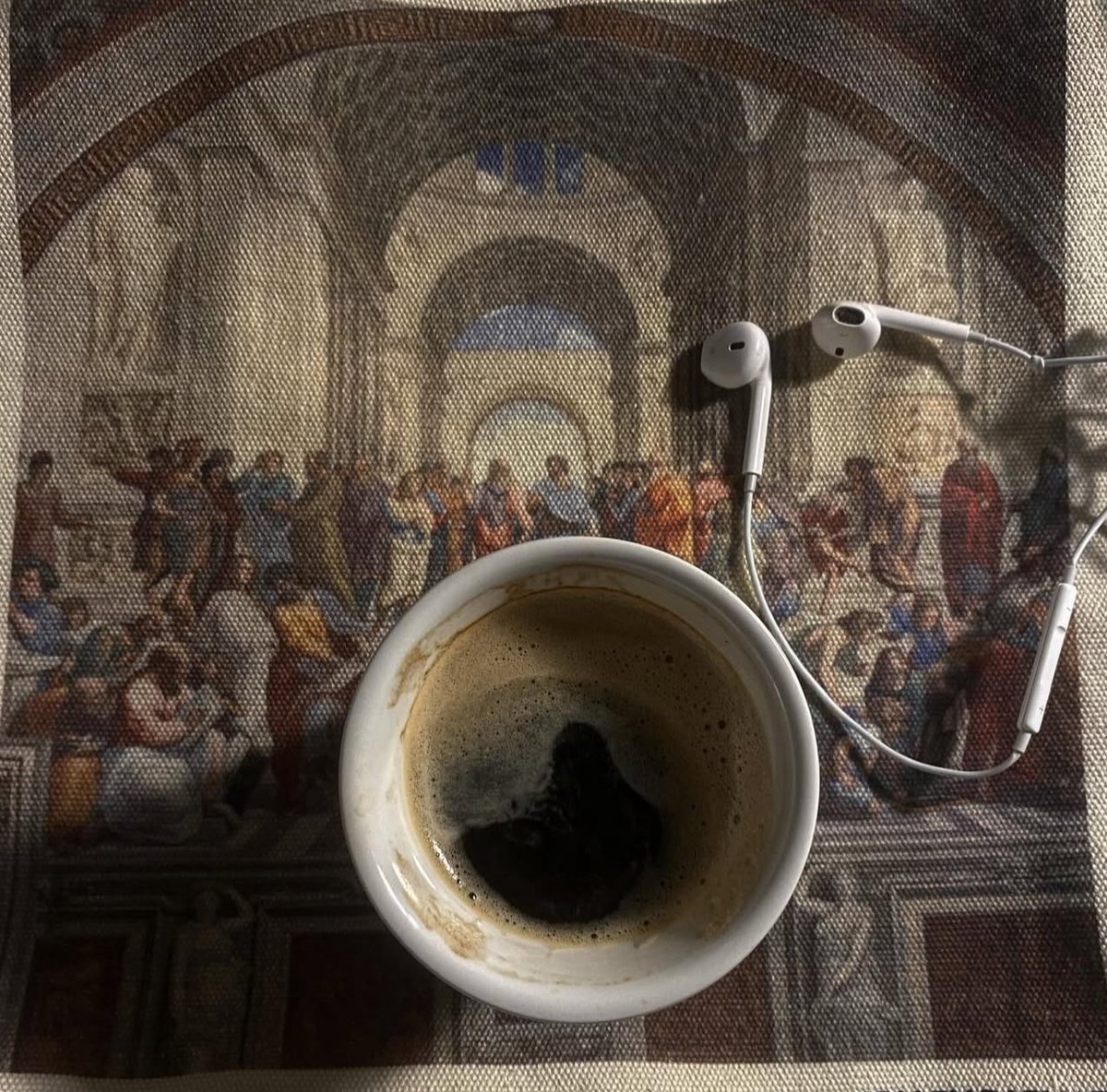 Day 2 | الأربعاء 
حين يصمت الضجيج الداخلي، تتجلى الحقيقة بأبهى صورها، ليس في الصوت بل في السكون تكمن الرؤية.