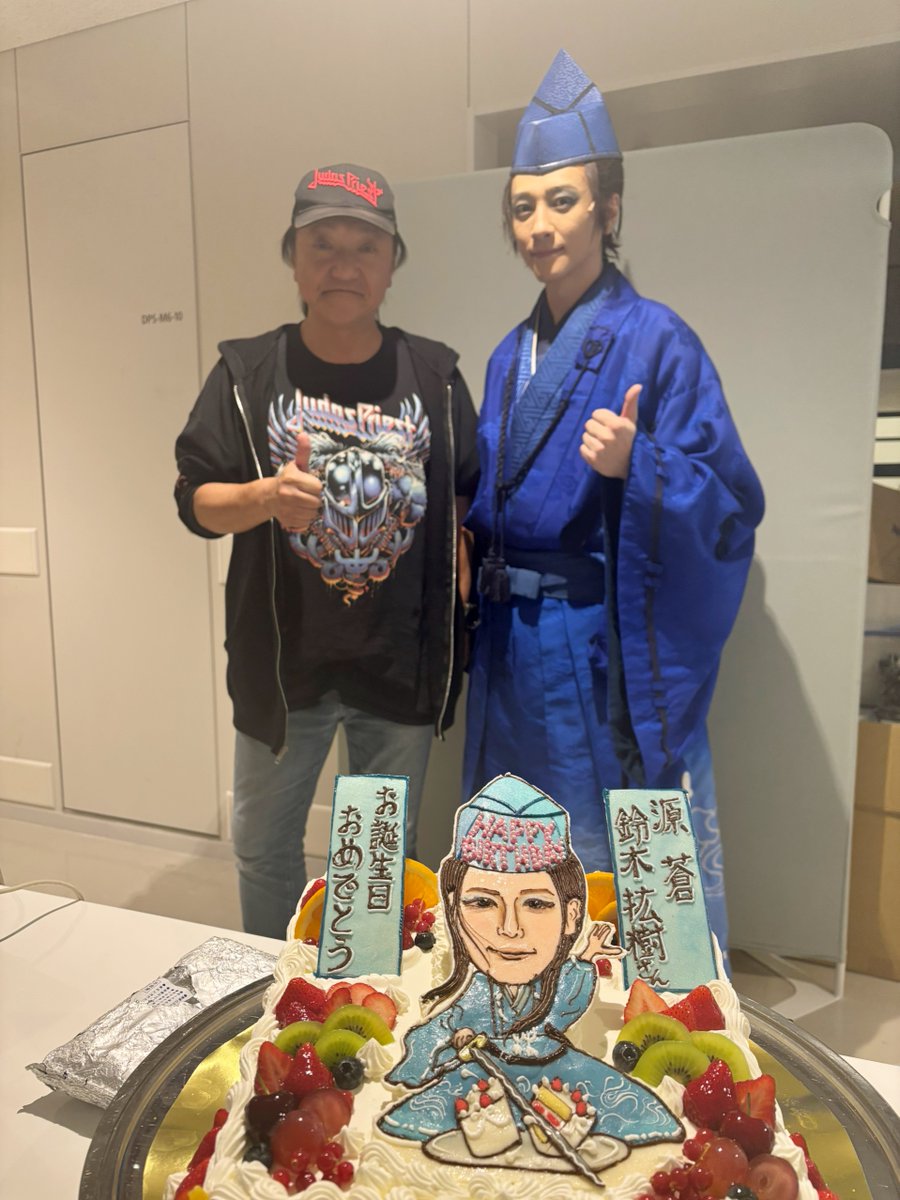 本日6/4は我らが殿・鈴木拡樹さんのお誕生日です。
『紅鬼物語』大阪公演のカーテンコールにて、ご来場の皆様と一緒にお祝いしました。
大阪公演中は、いつも楽屋で同室の男子たちを優しく見守っていた鈴木さん。
おめでとうございます！