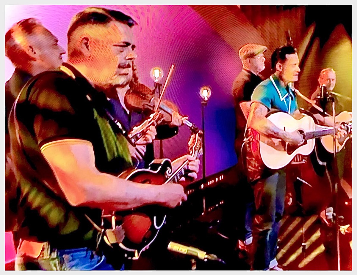 Thanks for your kind response aftet our tv appearance with Douwe Bob yesterday. 👍 And thanks for the pic, Anneloe!  <a href="/AVROTROS/">AVROTROS</a> <a href="/douwe_bob/">Douwe Bob</a>