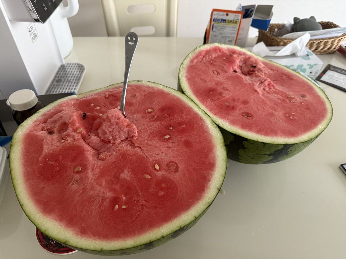 感觉自己好富裕！今年的第一颗西瓜献给大家😁
