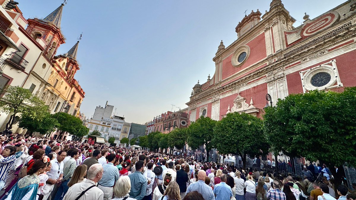 ⛪️ Salida de la Hermandad del Rocío de Antequera con su Madrina de #Sevilla

Asiste el alcalde <a href="/manolo_baron/">Manolo Barón 🇪🇸</a> acompañado por las concejales <a href="/Bishuly/">Elena Melero Muñoz</a> y <a href="/PaquiSD/">PAQUI SANCHEZ</a>

Acto celebrado hoy miércoles en la ciudad hispalense

#Antequera es #MásCiudad