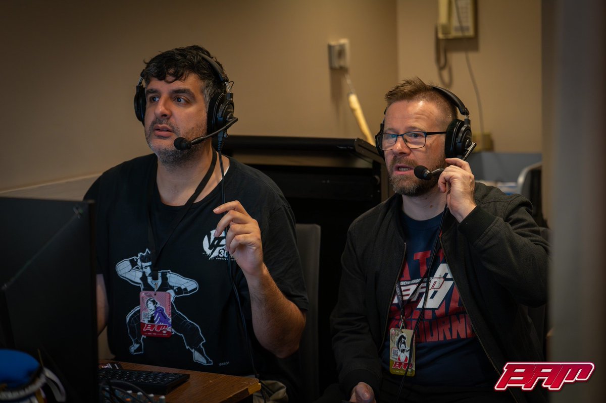 BerzerkDC's tweet image. A few of my highlights of #BAM15. With some old heads from #FGC
@LokiCW our @CouchWarriors founder, pointing here to BAM1 2009.
@burnoutfighter visiting his old home town
@_FaYd_ rocking a raffle prize with style.
Toto my VF TO counterpart from Sydney, and I commentating