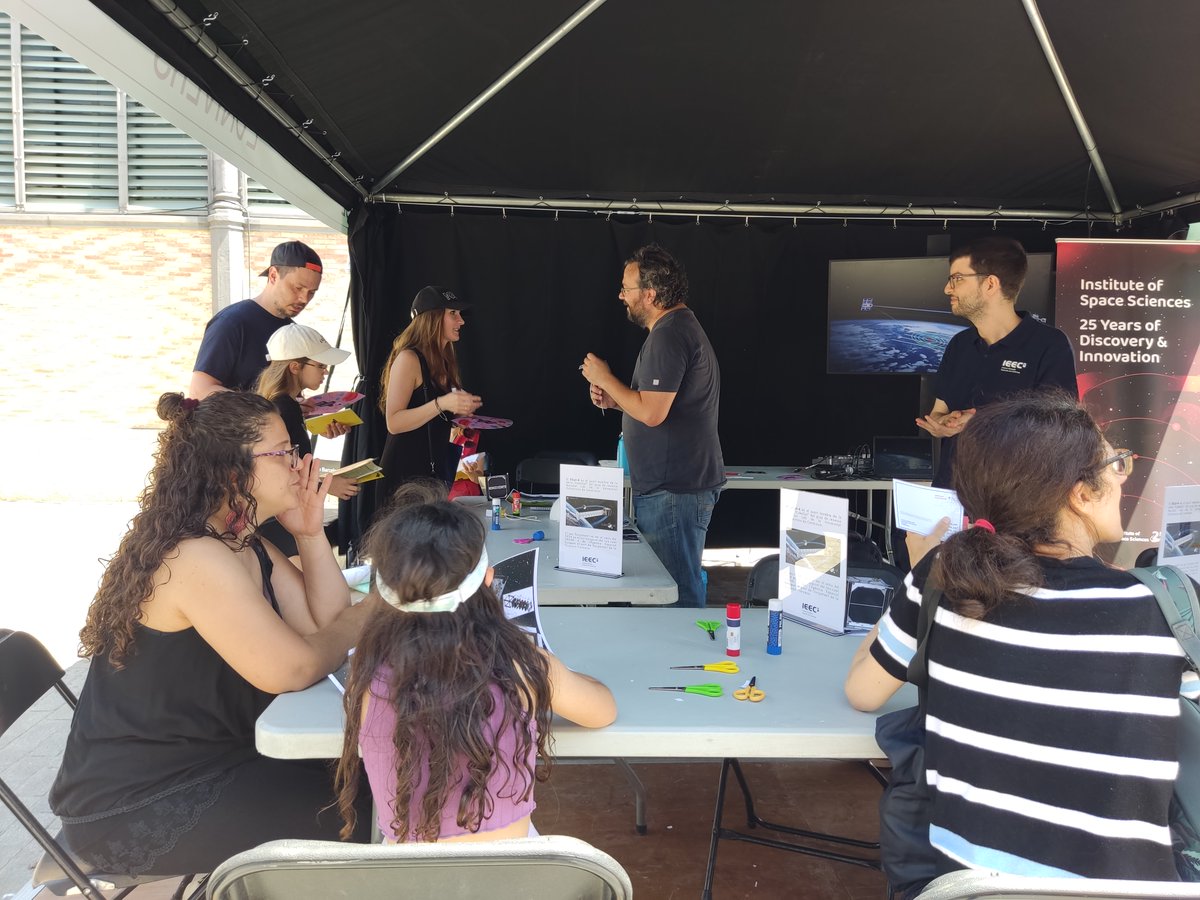 IEEC_space's tweet photo. El cap de setmana passat, l’#IEEC va celebrar la #Festadelaciència acostant les ciències i tecnologies espacials a tots els públics!
🌍 Vam aprendre sobre el #GPS amb l'@ice_csic.
🛰️ Vam construir nanosatèl·lits #CubeCat (@nanosatlabupc) de mida real!
🚀 I vam llançar moooolts coets (alguns van superar els 15 m d’abast!).
Moltes gràcies a tothom qui va participar per acompanyar-nos en aquesta jornada tan #espacial!