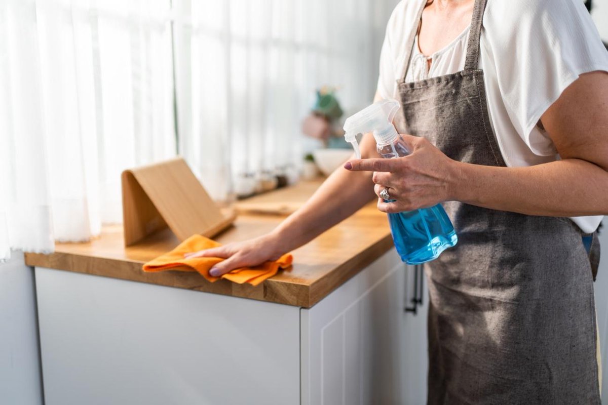 🍴La cocina es el espacio de la casa más contaminado por #bacterias. 

🧽Además, los #utensilios que utilizamos para intentar mantenerla limpia también acumulan gérmenes.

🔎¡Te explicamos como #prevenir su proliferación y proteger tu salud! bit.ly/3SAfVWA