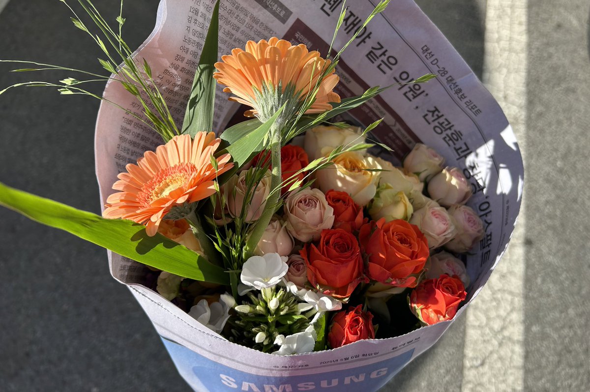 꽃 이름도 모르고 색깔 조합도 몰라서 “집에 꽂을 거 3만원어치 맞춰주세요.” 해서 받아오는 편. 꽃마카세.