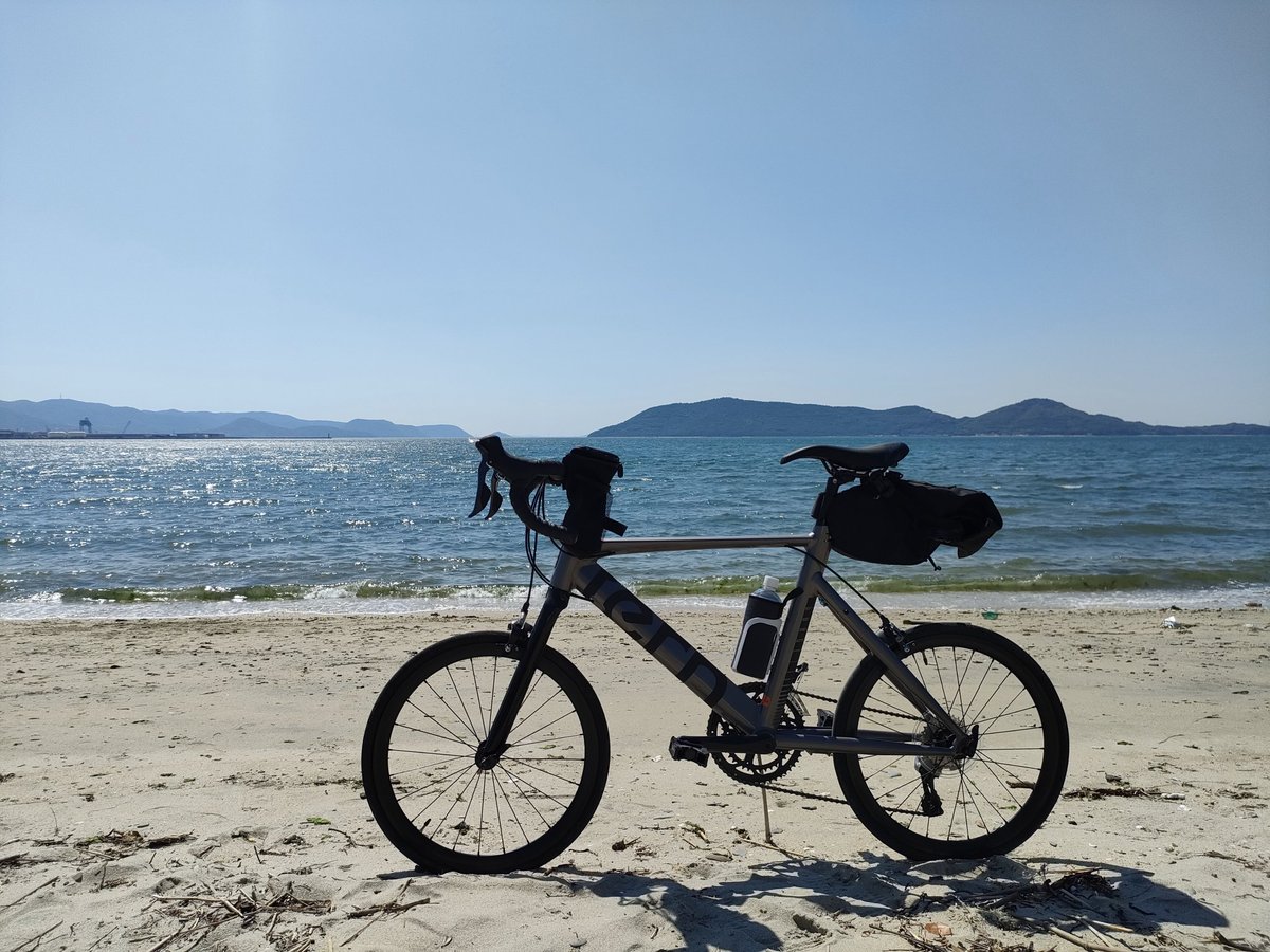 yurucyclist's tweet photo. お久しぶりですーいやーホントにー😆

冬は普通に冬眠して、さあそろそろって思った3月頃から肩甲骨あたりがジンジンズキズキして痛くて痛くて…湿布と痛み止めでやっと仕事できるみたいな

それもやっと治まり自転車乗ろうかという気になりまして本日近くをポタ🚴

復活ですっ🫡 https://t.co/B5REKeyj0M