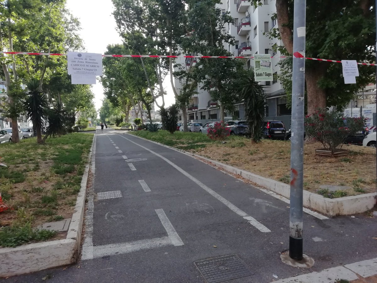 Inoltre a roma le poche esistenti vengono concesse a privati per fare mercatini. P.S.: Ma i negozi non erano in crisi?