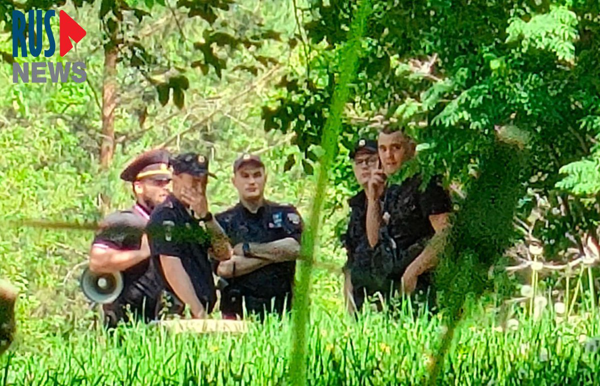 В Новосибирске у памятника жертвам политических репрессий дежурят полицейские и, предположительно, сотрудник центра «Э» — в день рождения Алексея Навального*.

*даже после смерти он остаётся в реестре «террористов и экстремистов»