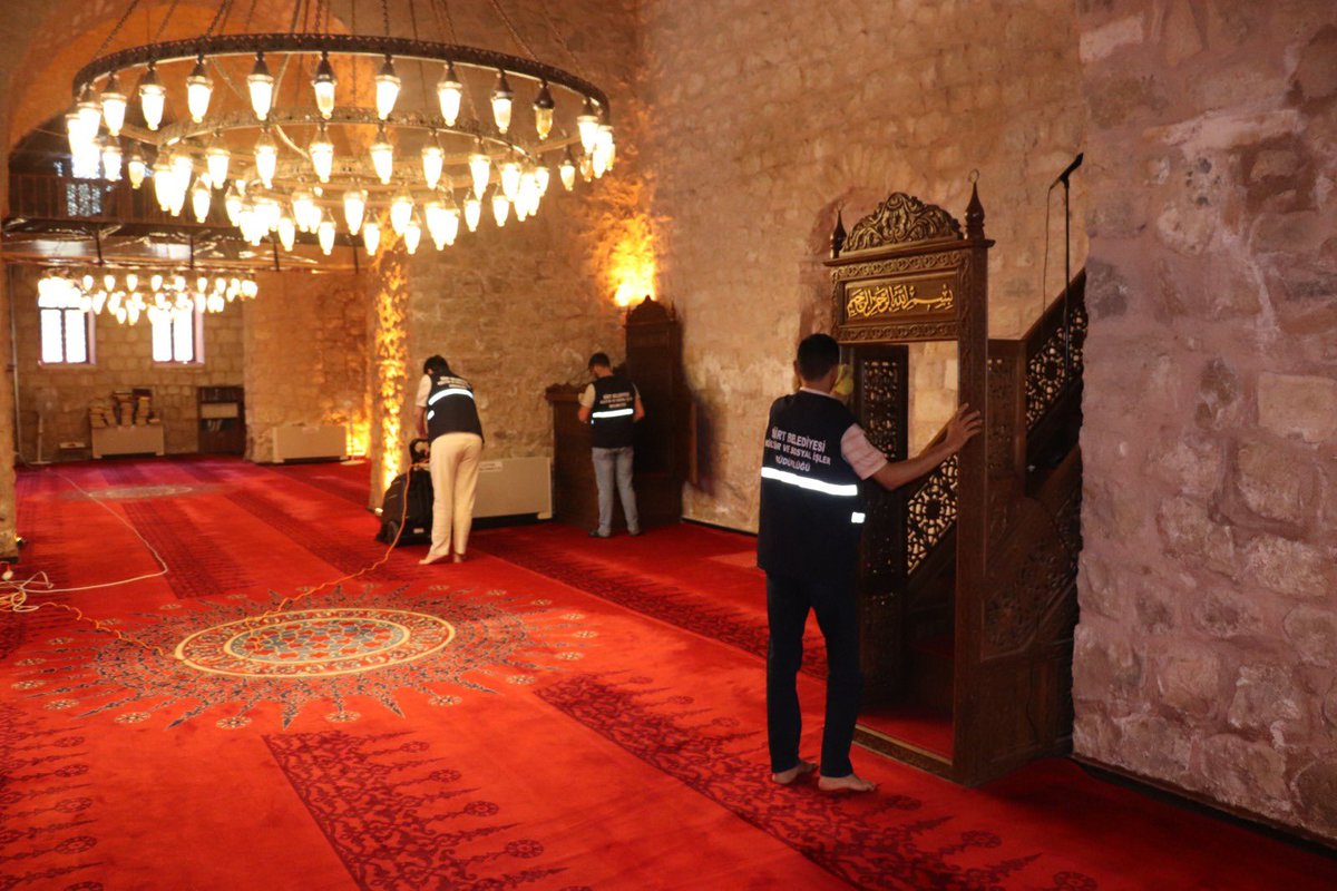 🕌 Siirt Belediyesi’nden Bayram Temizliği...!

Kurban Bayramı öncesi camilerimizde kapsamlı temizlik seferberliği başlattık.

Halılar yıkanıyor, camlar siliniyor, mihrap ve kürsüler özenle temizleniyor.

Cemaatimizin ibadetlerini hijyenik ortamlarda yapabilmesi için