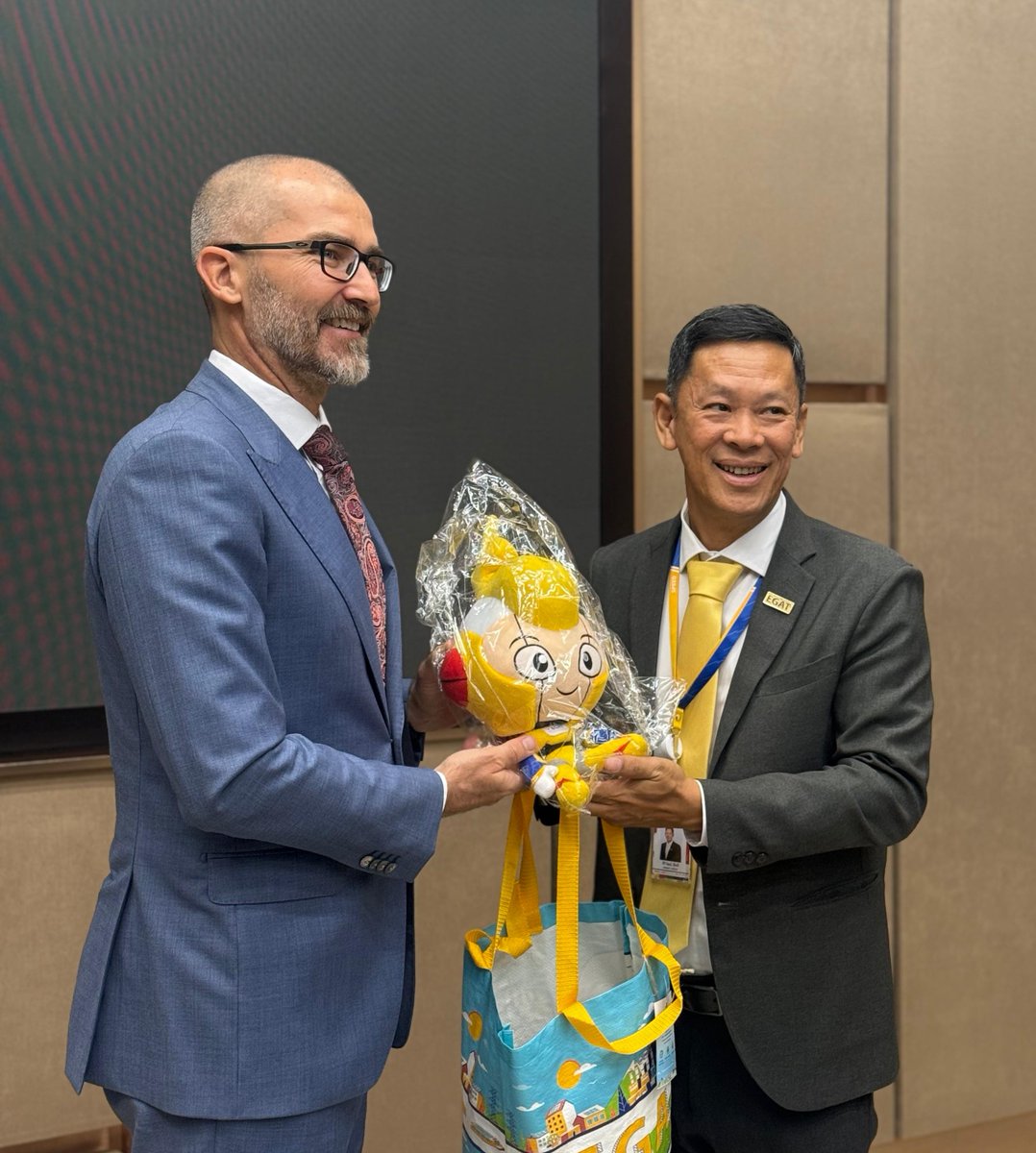 🤝 🇨🇿 <a href="/CZAmbInBangkok/">Pavel Pitel</a> met <a href="/EGAT_Official/">กฟผ. Official</a> Asst. Gov. Siriwat Chedsi to discuss 🇹🇭 energy transformation incl. renewables &amp; SMRs and possible collaboration with Czech companies cpia.cz
#CzechRepublic #Thailand #CleanEnergy #SMRs #CzechTrade  <a href="/ed_mzvcr/">Ekonomická diplomacie</a> <a href="/CzechTrade/">czechtrade</a>