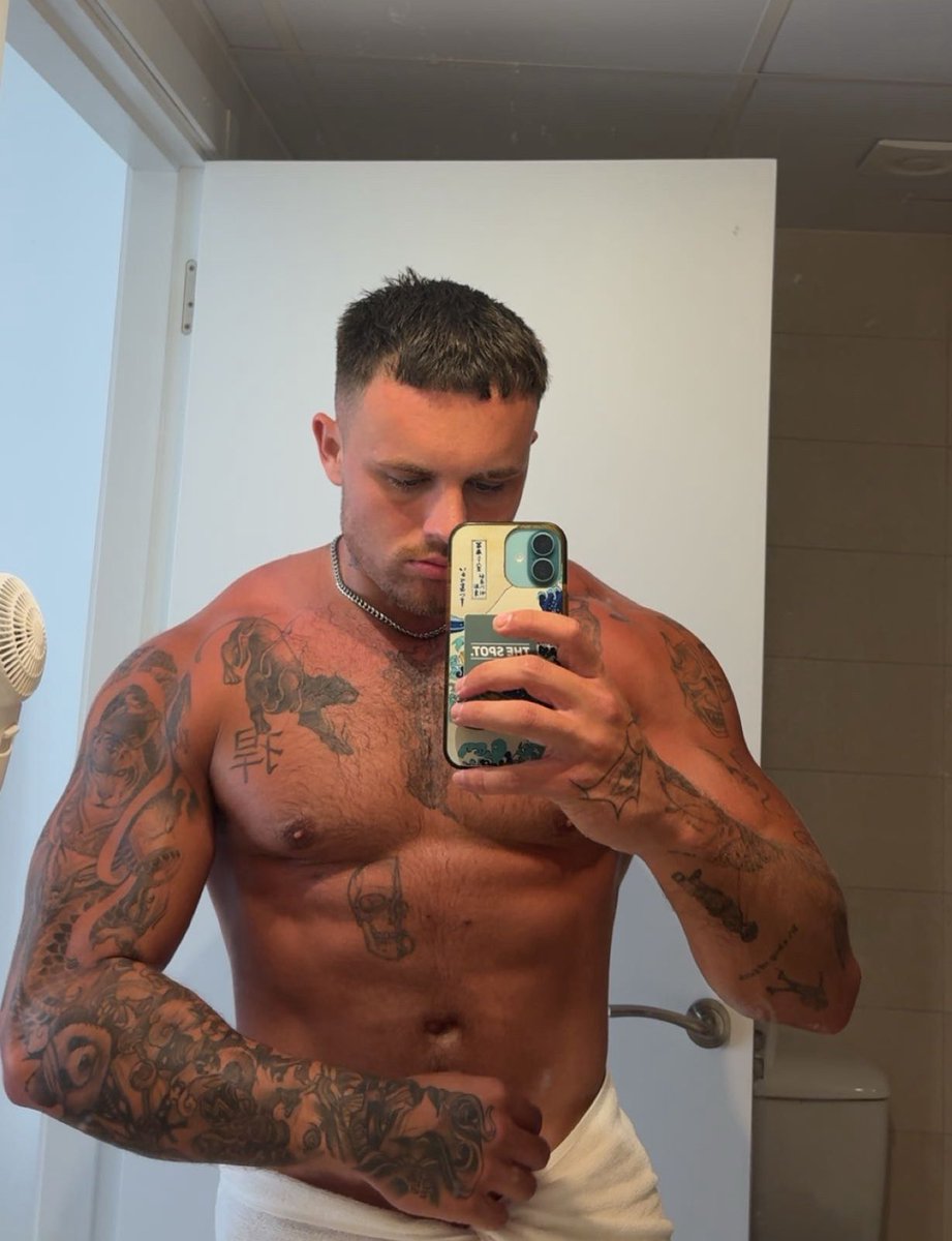 How’s the tan looking boys? 

Fresh out the shower ready to pound some wallets in the sun ☀️