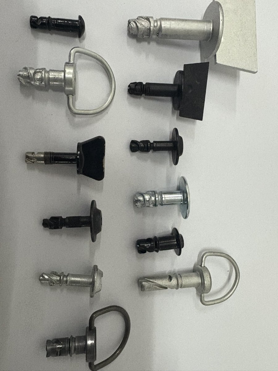 1/4 inch quick-lock screw series. If you need any, please contact me.