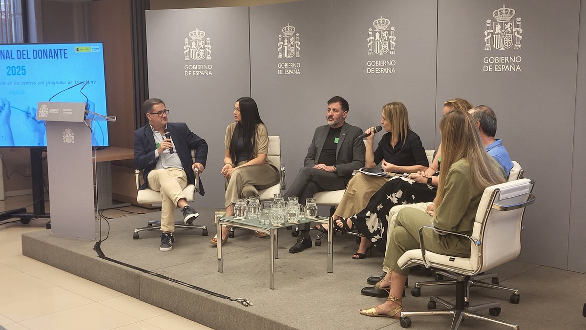<a href="/BDGuezGil/">Beatriz Domínguez-Gil</a> <a href="/sanidadgob/">Ministerio de Sanidad</a> <a href="/Monica_Garcia_G/">Mónica García</a> <a href="/FEFQ_CFspain/">Fed. Esp. Fibrosis Quística</a> 🏥 Los coordinadores del H.U. Virgen de la Victoria de #Málaga, <a href="/F_Segura_G/">Fernando Segura</a> y del H.U. de Cáceres, Elena Gallego, han abordado en la mesa redonda del #DND2025 la labor de coordinación en los centros sin programa de #trasplante #dejahuella👣 #OrgulloONT 💙
