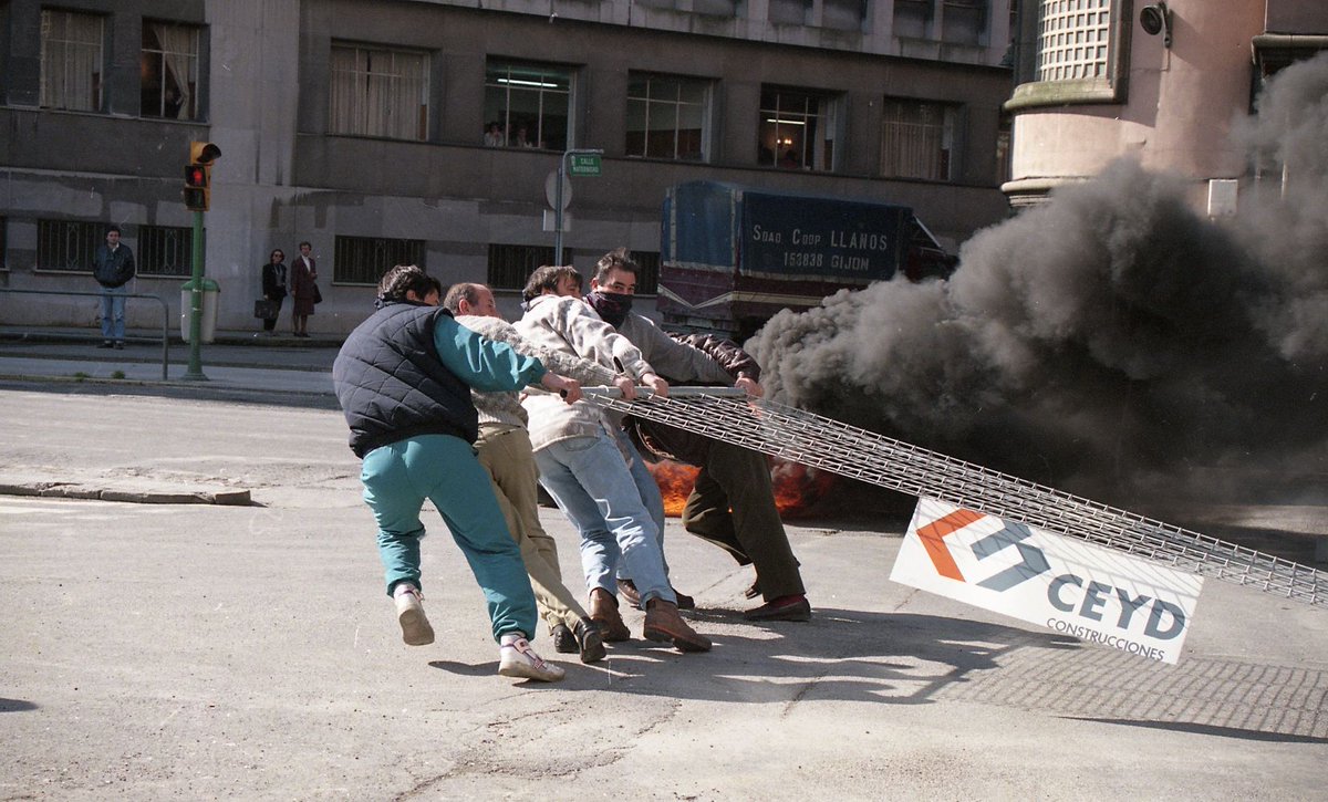 Obreros del naval movilizándose en Xixón, 1995. 
Fotografía de Joaquín Bilbao. Colección del Muséu del Pueblu d'Asturies.