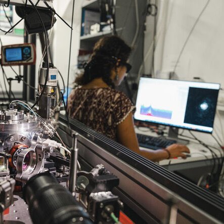 QUANTUMunivie's tweet photo. 🔮🧙 Mysteries of Physics: From the Vast to the Tiny! #univie
🔬 Our researchers in the spotlight! Salambô Dago and Markus Aspelmeyer delve into the mysteries of the very large and the very small. #Semesterfrage
🔗 Read more: https://t.co/MmkecGKeMw https://t.co/FVE05hUXJ6