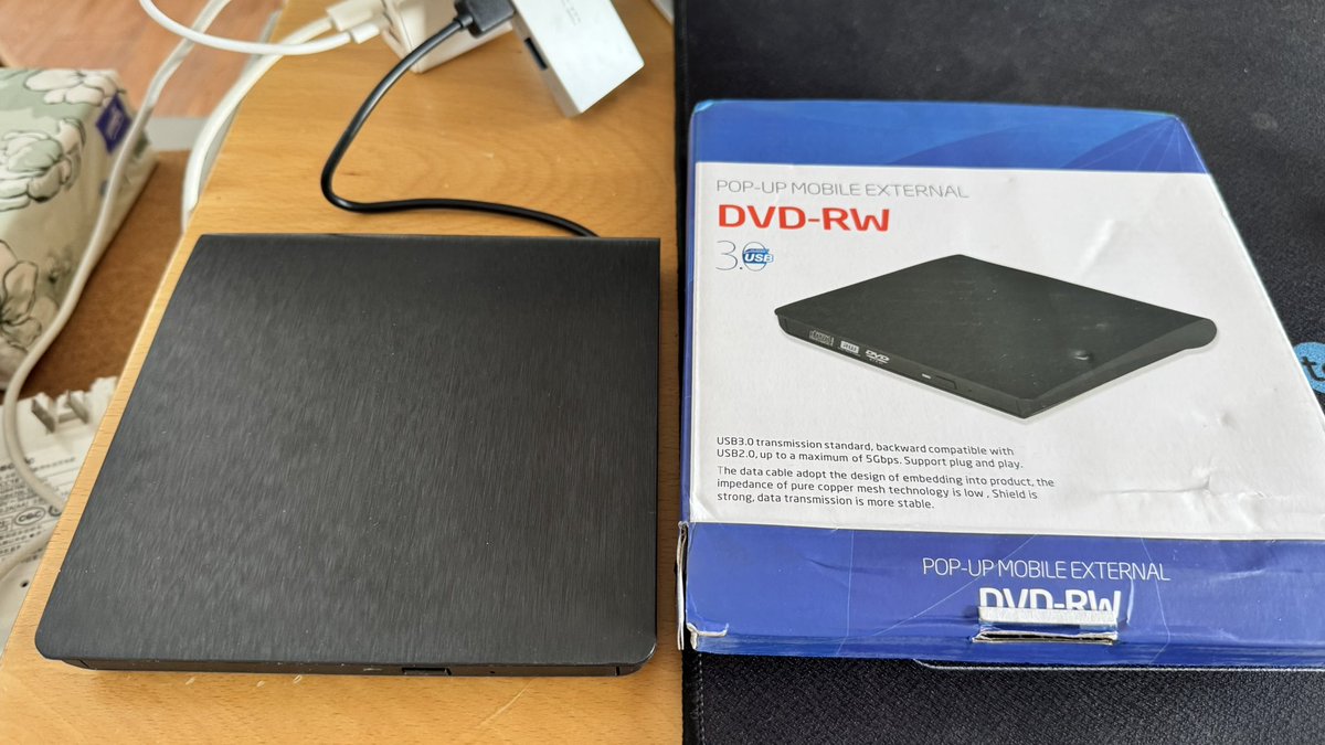 为了读以前的DVD，于是买了一台古董。结果，开机就看到「只能再更改光碟机的区域五次」的警告。

结果，我现在有台湾带到上海的光碟，也有中国大陆本地的光碟，那我难道要买两台吗😂😂😂