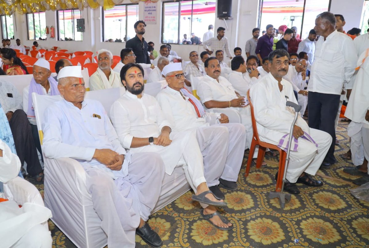 MeDeshmukh's tweet image. आज लातूर येथे श्री युवराज वीर (रा.भडी ता.जि.लातूर) यांचा मुलगा केशव आणि व्‍यंकट चोथवे (रा.हारवाडी ता.रेणापूर जि.लातूर) यांची कन्‍या साक्षी यांच्या विवाह समारंभास उपस्थित राहून वधू - वरांना सुखी, आनंदी जीवनासाठी शुभेच्छा दिल्या.
.
.
#DhirajDeshmukh #DhirajVilasraoDeshmukh…