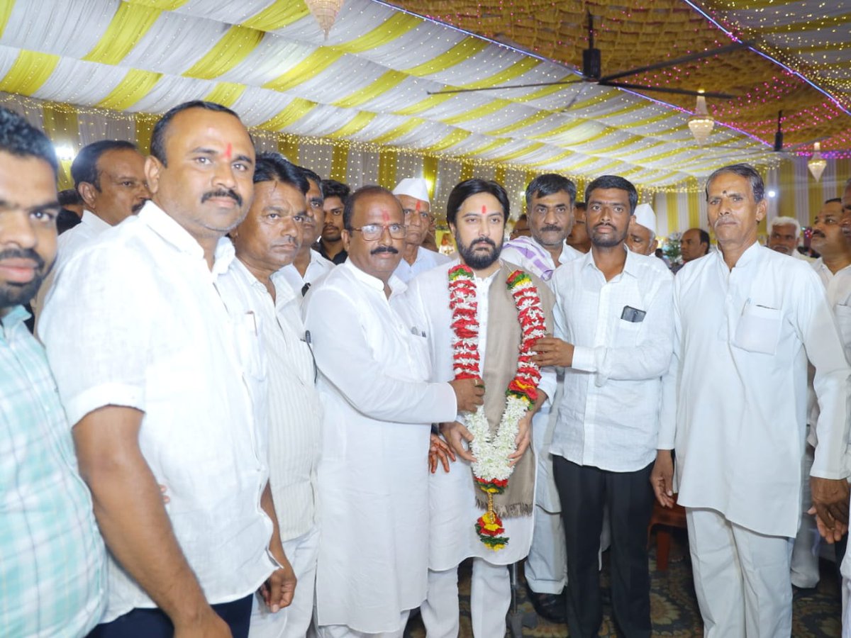 MeDeshmukh's tweet image. आज लातूर येथे श्री युवराज वीर (रा.भडी ता.जि.लातूर) यांचा मुलगा केशव आणि व्‍यंकट चोथवे (रा.हारवाडी ता.रेणापूर जि.लातूर) यांची कन्‍या साक्षी यांच्या विवाह समारंभास उपस्थित राहून वधू - वरांना सुखी, आनंदी जीवनासाठी शुभेच्छा दिल्या.
.
.
#DhirajDeshmukh #DhirajVilasraoDeshmukh…