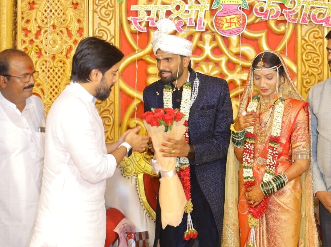 MeDeshmukh's tweet image. आज लातूर येथे श्री युवराज वीर (रा.भडी ता.जि.लातूर) यांचा मुलगा केशव आणि व्‍यंकट चोथवे (रा.हारवाडी ता.रेणापूर जि.लातूर) यांची कन्‍या साक्षी यांच्या विवाह समारंभास उपस्थित राहून वधू - वरांना सुखी, आनंदी जीवनासाठी शुभेच्छा दिल्या.
.
.
#DhirajDeshmukh #DhirajVilasraoDeshmukh…