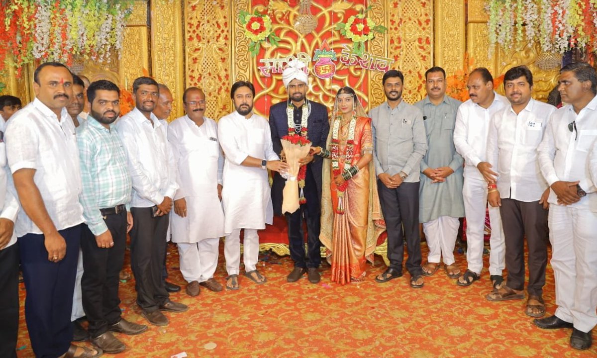 MeDeshmukh's tweet image. आज लातूर येथे श्री युवराज वीर (रा.भडी ता.जि.लातूर) यांचा मुलगा केशव आणि व्‍यंकट चोथवे (रा.हारवाडी ता.रेणापूर जि.लातूर) यांची कन्‍या साक्षी यांच्या विवाह समारंभास उपस्थित राहून वधू - वरांना सुखी, आनंदी जीवनासाठी शुभेच्छा दिल्या.
.
.
#DhirajDeshmukh #DhirajVilasraoDeshmukh…