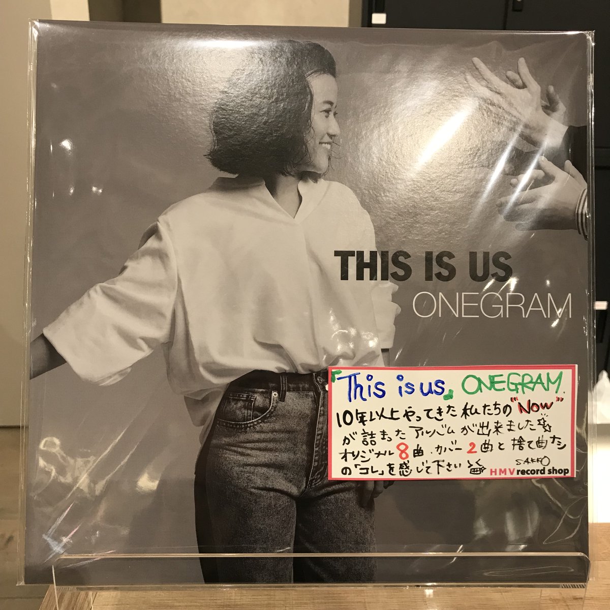HMVrs_shinjuku's tweet photo. 【HMV record shop 新宿】#ONEGRAM
本日6月4日(水)に新作フル・アルバム『THIS IS US』を発売した
ONEGRAMのヴォーカルSAKKOさんにご来店いただきました!
全曲カヴァーで構成された前作『Random Access Music』から3年、オリジナル曲を中心に発表した『Beginning』からは実に5年ぶり!ラヴァーズ・ロック、コンシャス、さらにはディスコ・フレイヴァー溢れるレゲエを感じれる渾身の一枚!
今週6月8日(日)16:00~よりHMV record shop コピス吉祥寺店にてインストア・ライブを開催!
https://t.co/ldSwMMdk0Z
こちらも要チェックです!