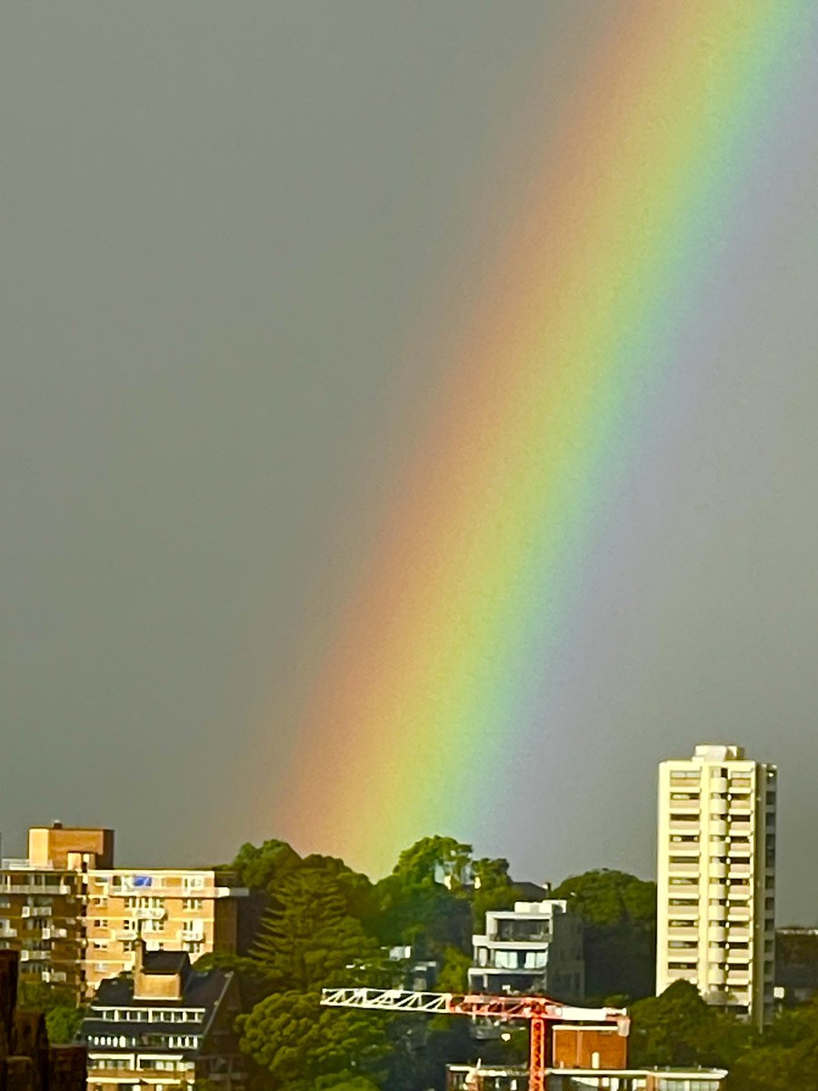 JDWatt2's tweet photo. It’s true, there is a pot of gold there ! Massive rainbow in Sydney today. https://t.co/hjTvIWxtGt