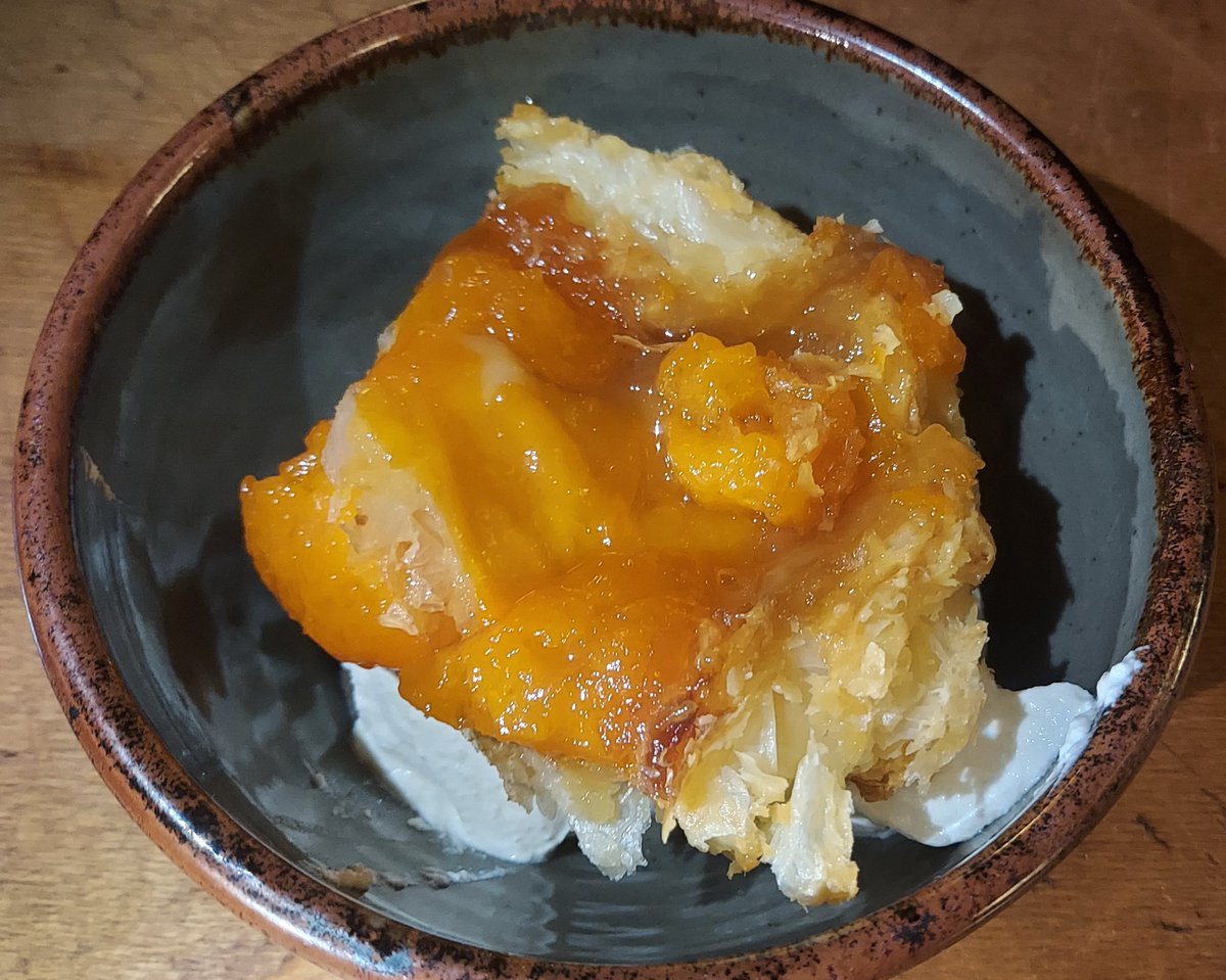 Breakfast of champions: homemade apricot tarte tatin &amp; greek yoghurt 🍽