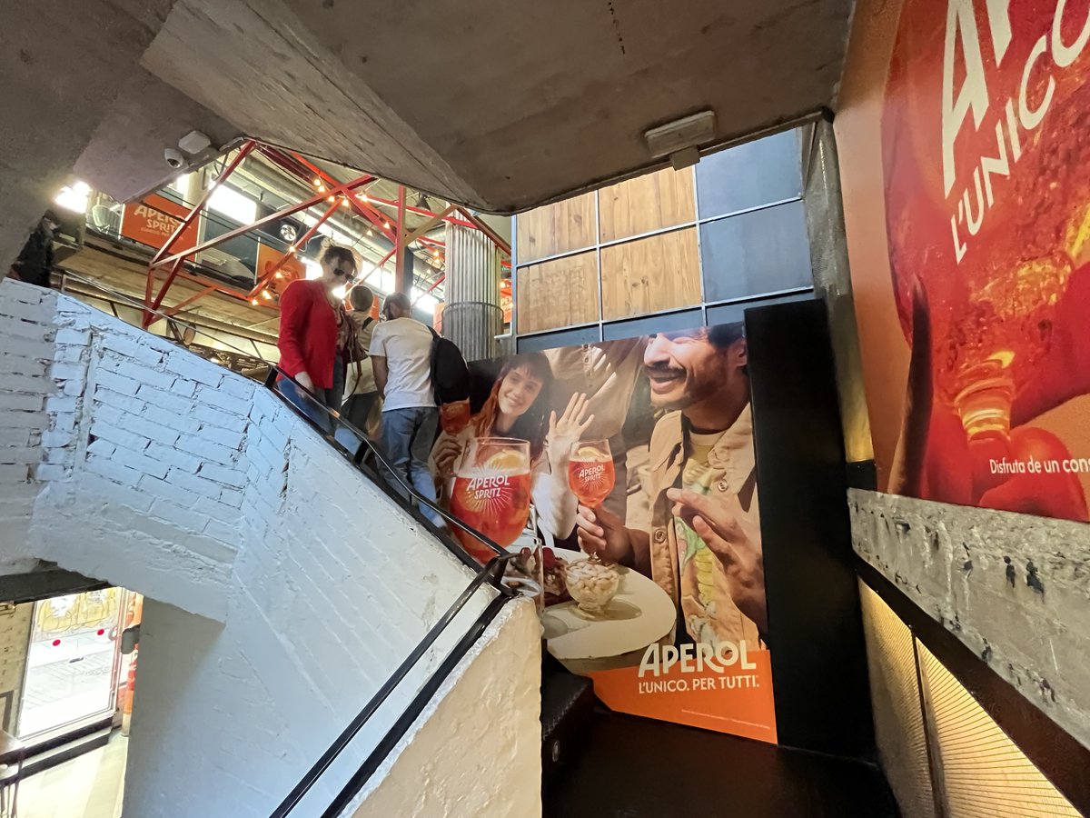 Disfruta de un
<a href="/AperolSpritzES/">Aperol Spritz España</a>
bien fresquito en nuestros Gastromercados  de Madrid en el centro de San Antón y San Ildefonso. Con esta campaña de dominación no te va a apetecer otra cosa. L´Unico Per Tutti. Salud. 🍹 
#CircuitoOcioGourmet #Mercado #bebida #ocio #publicidad