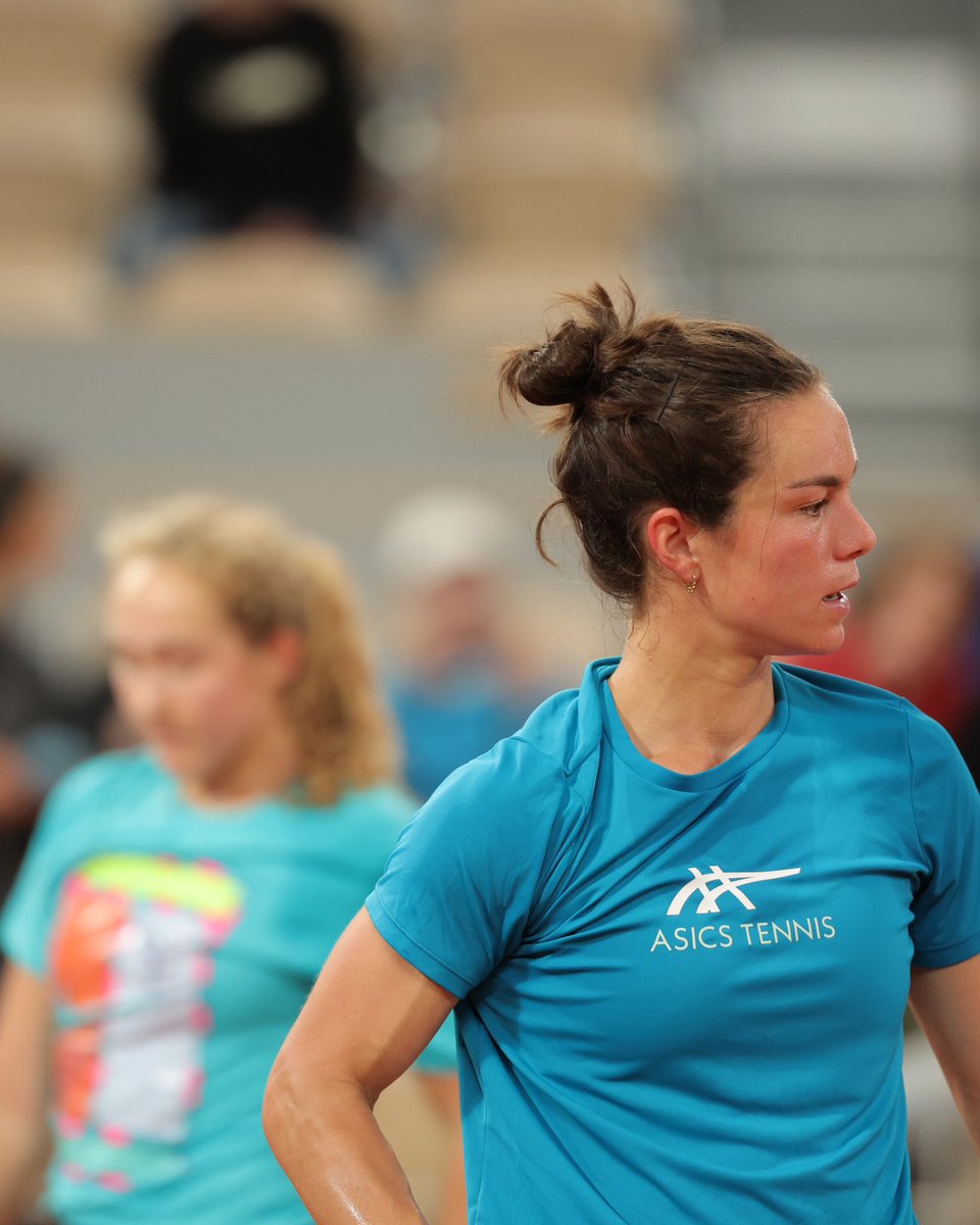 Loïs Boisson à l’entraînement ce matin, avec du beau monde sur le Chatrier 👀

#RolandGarros