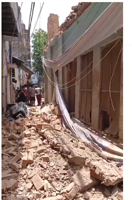 bstvlive's tweet photo. 🚨 लखनऊ: मंदिर की दीवार गिरने से युवक घायल 🚨

🏚️ दीवार गिरने से युवक हुआ घायल।
🚑 पुलिस ने युवक को अस्पताल में कराया भर्ती।
📍 अमीनाबाद के लईया वाली गली में हादसा।

#Lucknow #WallCollapse #TempleAccident #Aminabad #InjuryIncident @lkopolice https://t.co/GsDomGdPBl