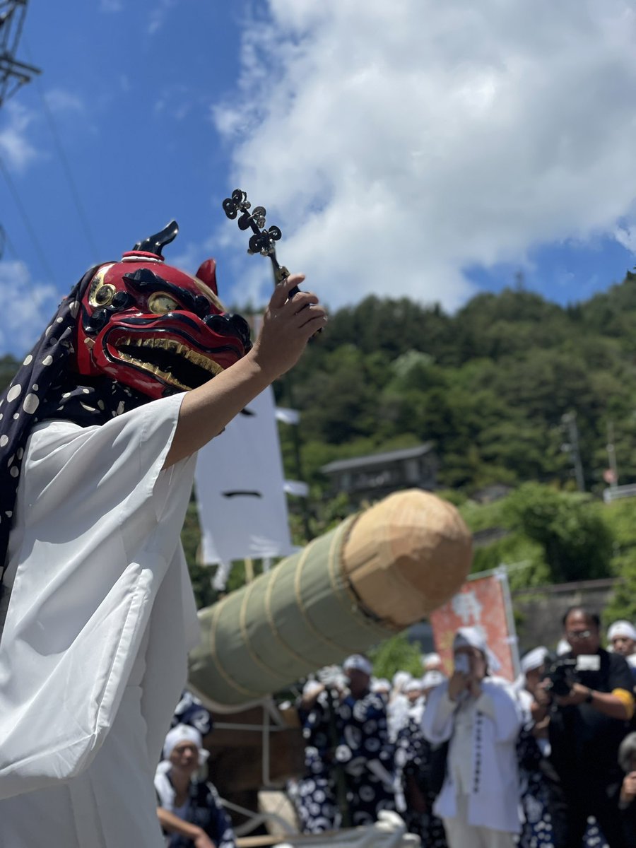 flatkiso's tweet photo. 20年に一度のお祭り「御神木祭」。

伊勢神宮の式年遷宮にむけて、木曽郡上松町の山から御神木がだされ、町を練り歩く行事。

明日5日の夜は、芸能祭のフィナーレに花火と木曽踊りがあります！20:20頃の予定です。

御神木祭の3日間の日程としては、昨日3日は御神木2本が伐倒され、今日4日は木が町を練り歩くお木曵(きひき)、明日5日は御神木への奉納行事として芸能祭です。

明日5日は、駅前にいるご神木をみながら、木曽郡各地の民謡や踊り、お祭りを垣間見れる貴重な機会です。

私も木曽踊保存会メンバーとして、参加させてもらいます。上松と妻籠の保存会のみなさんと共演、とても楽しみです。

木曽踊りの輪はどなたでも入れますので、ぜひ〜！！✨
