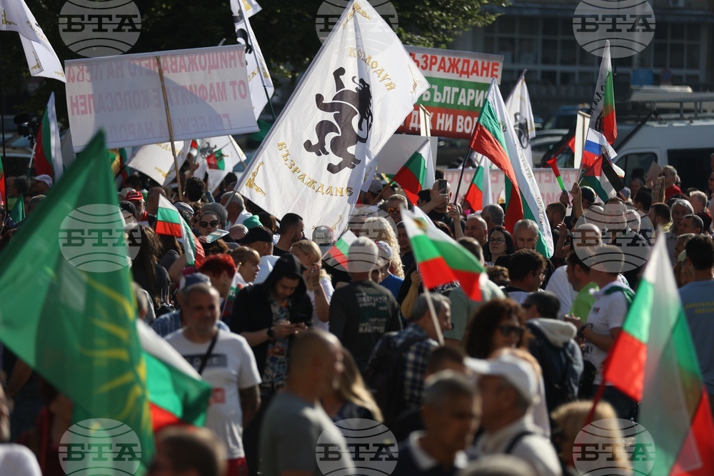 Всичко е въпрос на перспектива. Снимки БТА и Борис Митов