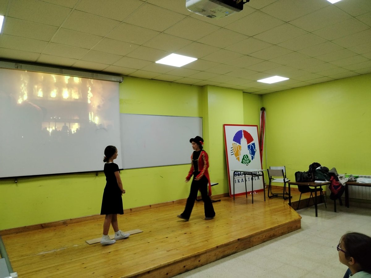 También el alumnado de 1º de ESO se ha subido al escenario 🎭 para actuar, en inglés 🗣️, y mostrar toda su expresión corporal. El teatro es una herramienta pedagógica perfecta para fomentar la colaboración, la creatividad 🎨 y la expresión. Y se nota.