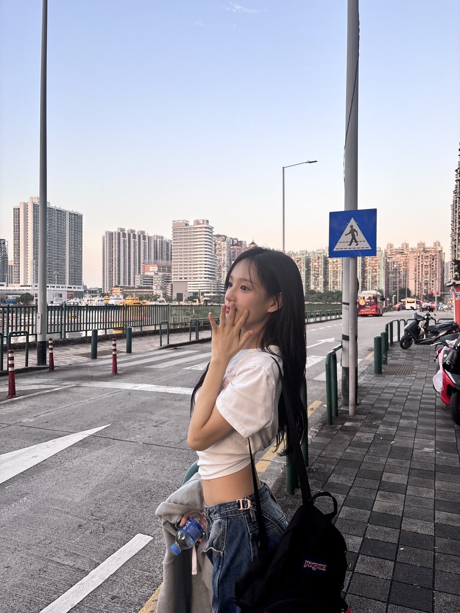 ryuoveryou's tweet photo. Oh? A puppy around? Isn’t she 나야’s little puppy? Hurry hurry, come pick her up. 저기저기!!! 나를 봐봐욤!!! ^____^ https://t.co/XZGqPS74M0