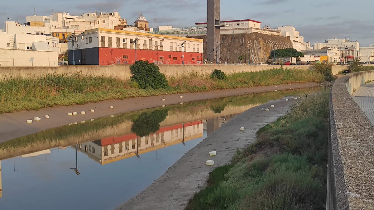 Otra estampa similar a la semana pasada, en el río Iro, en el mismo lugar. No necesitan esconderse porque quienes se esconden son <a href="/interiorgob/">Ministerio del Interior</a> y <a href="/guardiacivil/">Guardia Civil</a>. Una de ellas incautada mientras la otra remontó el río. Todos los días del año. Pero exageramos....