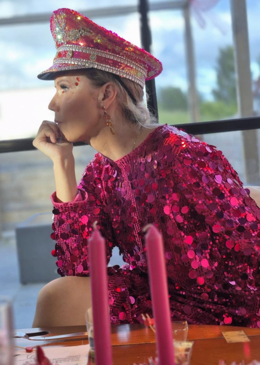 Högt o lågt lågt:
Har fyllt år. Blev firad - fantastiskt. Längesen jag kände liv &amp; glädje. ♥️
Lilla sköra Mamma är jättesjuk. Äntligen på sjukhus med hb 52 😭. 
Sonen klar med magisteruppsats nat ekonomi.
Pga galning är min journal sekretessmarkerad. Men. Mamma.
Håll tummarna!