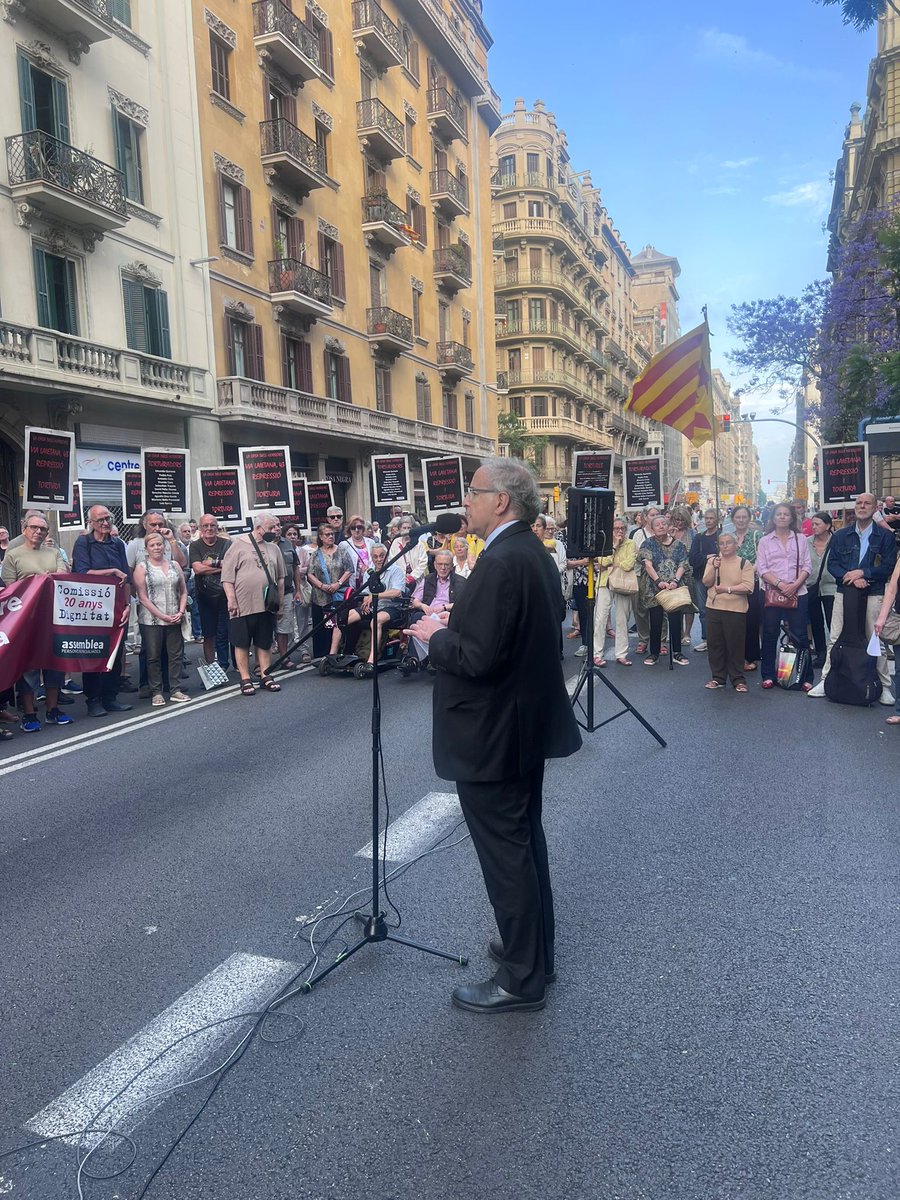Consell de la República Catalana (@consellrep) on Twitter photo 📸 Ahir el president del Consell <a href="/JordiDomingoGM/">Jordi Domingo</a> va intervenir davant la prefectura de Via Laietana, 43 en l'acte quinzenal organitzat per la <a href="/ComissDignitat/">ComissioDignitat</a> i la sectorial de represaliats de l'<a href="/assemblea/">Assemblea Nacional Catalana</a>.
Va relatar la seva experiència personal quan va ser detingut i torturat 📸 Ahir el president del Consell <a href="/JordiDomingoGM/">Jordi Domingo</a> va intervenir davant la prefectura de Via Laietana, 43 en l'acte quinzenal organitzat per la <a href="/ComissDignitat/">ComissioDignitat</a> i la sectorial de represaliats de l'<a href="/assemblea/">Assemblea Nacional Catalana</a>.
Va relatar la seva experiència personal quan va ser detingut i torturat