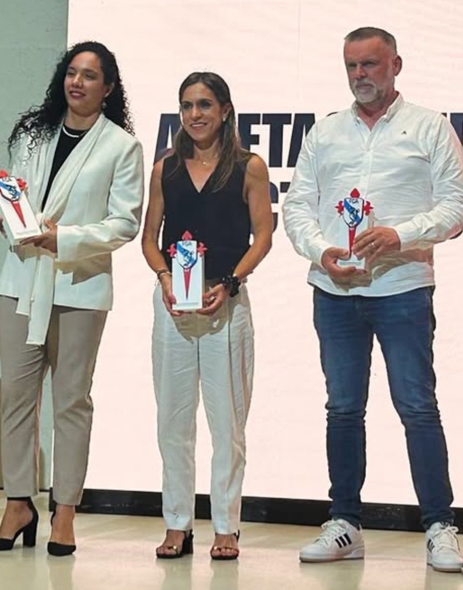 🔊 98.3 | 🏃🏻‍♀️ Y hablaremos con <a href="/PetiteStr/">Ester Navarrete</a> tras la Gala del Atletismo Gallego.