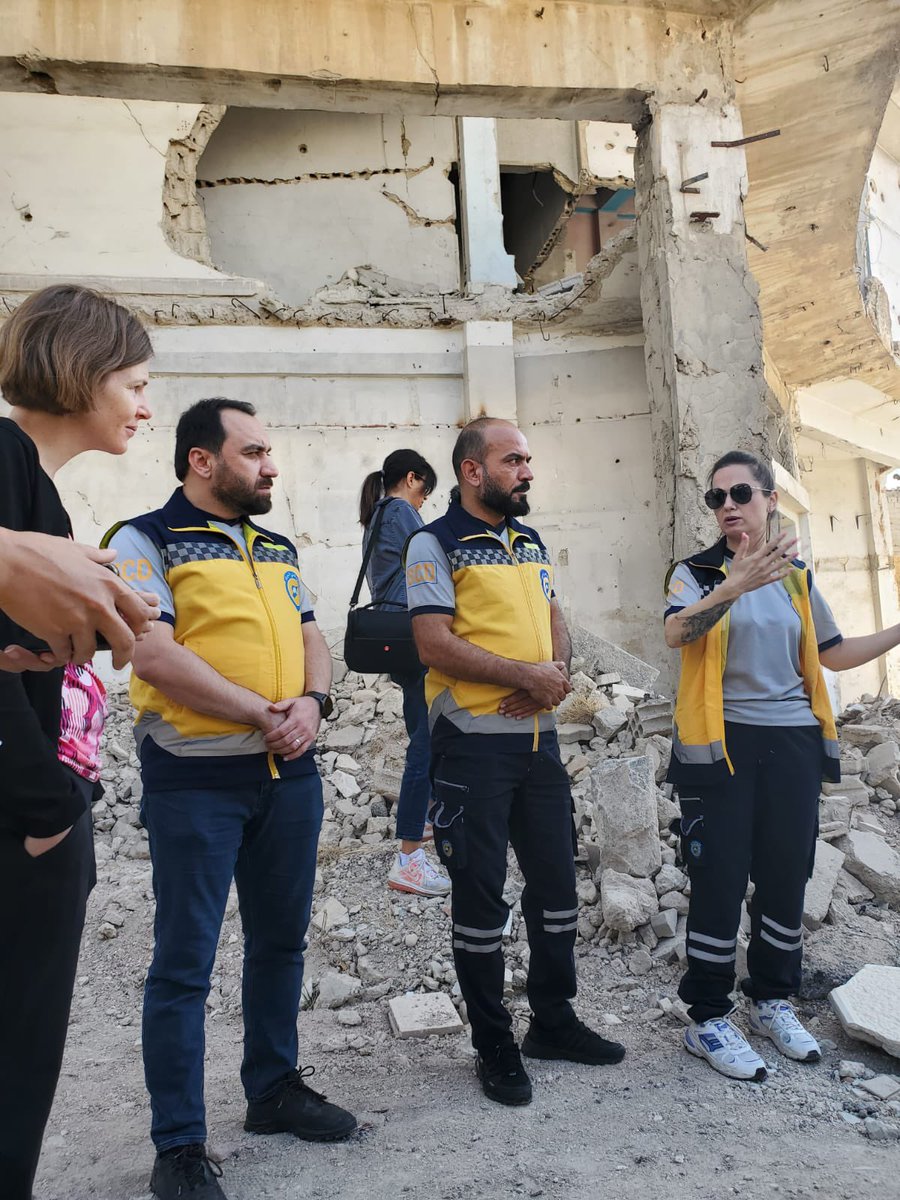 GERonSyria's tweet image. في أول اجتماع لجمعيتها العامة في دمشق بعد عشر سنوات، اتخذت شريكتنا الدائمة، الخوذ البيضاء، قرارًا تاريخيًا بحل نفسها بهدف دمج قدراتها وفرقها في مؤسسات الحكومة السورية الجديدة. أكدت #ألمانيا 🇩🇪 للوزير رائد صالح استمرار دعمها لهذا التحول واستمرار عملهم الهام.
