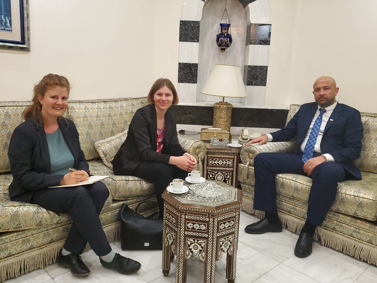GERonSyria's tweet image. في أول اجتماع لجمعيتها العامة في دمشق بعد عشر سنوات، اتخذت شريكتنا الدائمة، الخوذ البيضاء، قرارًا تاريخيًا بحل نفسها بهدف دمج قدراتها وفرقها في مؤسسات الحكومة السورية الجديدة. أكدت #ألمانيا 🇩🇪 للوزير رائد صالح استمرار دعمها لهذا التحول واستمرار عملهم الهام.