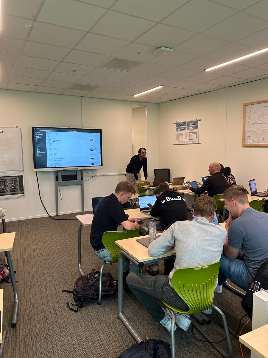 Ed_Controls's tweet image. Pal naast het stadion van SC Cambuur kregen twintig studenten van @Firda een praktijktraining van onze collega Niels. Met tablets gingen ze zelf aan de slag met Ed Controls, van observaties maken tot taken afvinken op locatie.
#EdControls #Firda