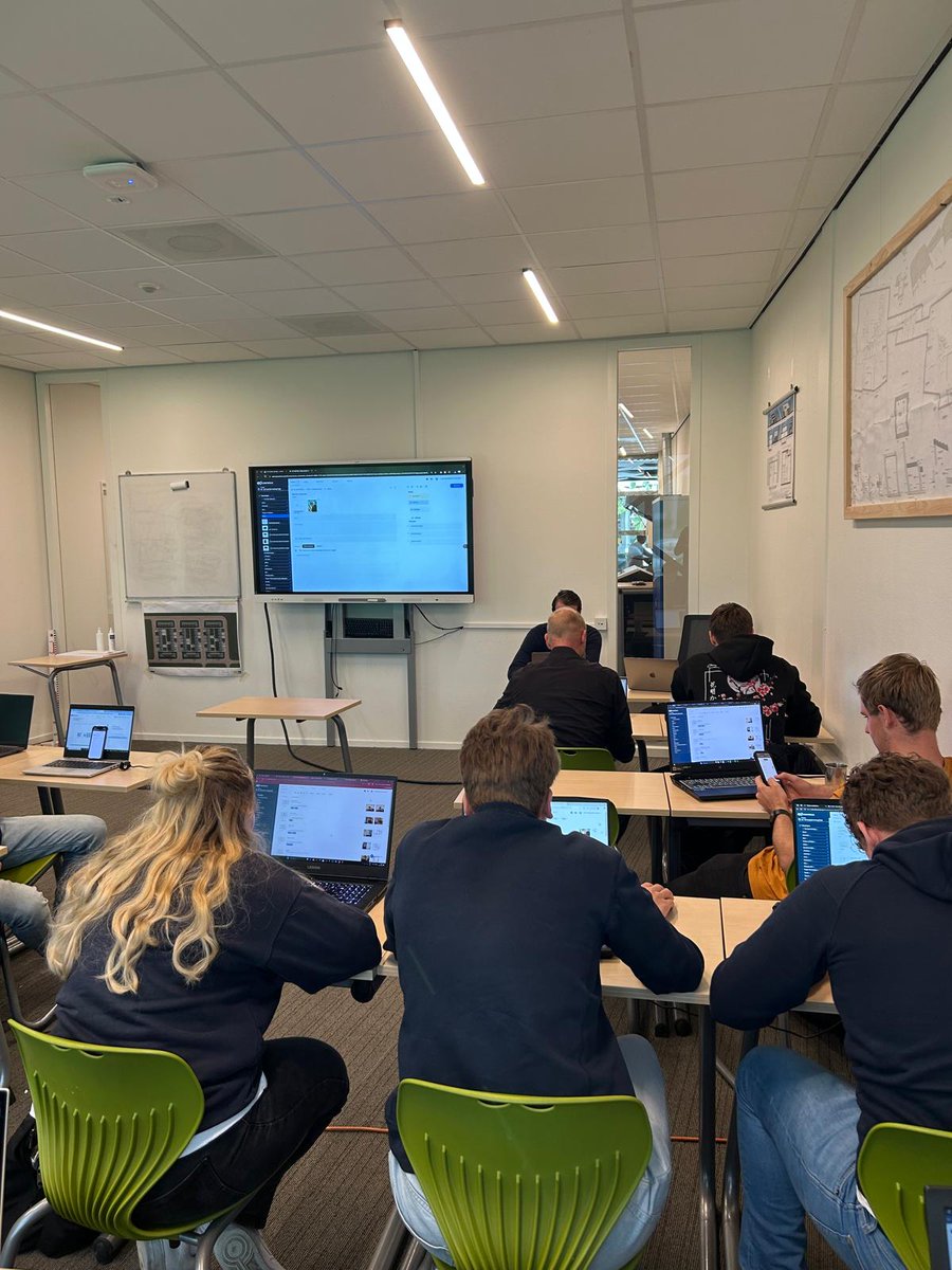 Ed_Controls's tweet image. Pal naast het stadion van SC Cambuur kregen twintig studenten van @Firda een praktijktraining van onze collega Niels. Met tablets gingen ze zelf aan de slag met Ed Controls, van observaties maken tot taken afvinken op locatie.
#EdControls #Firda